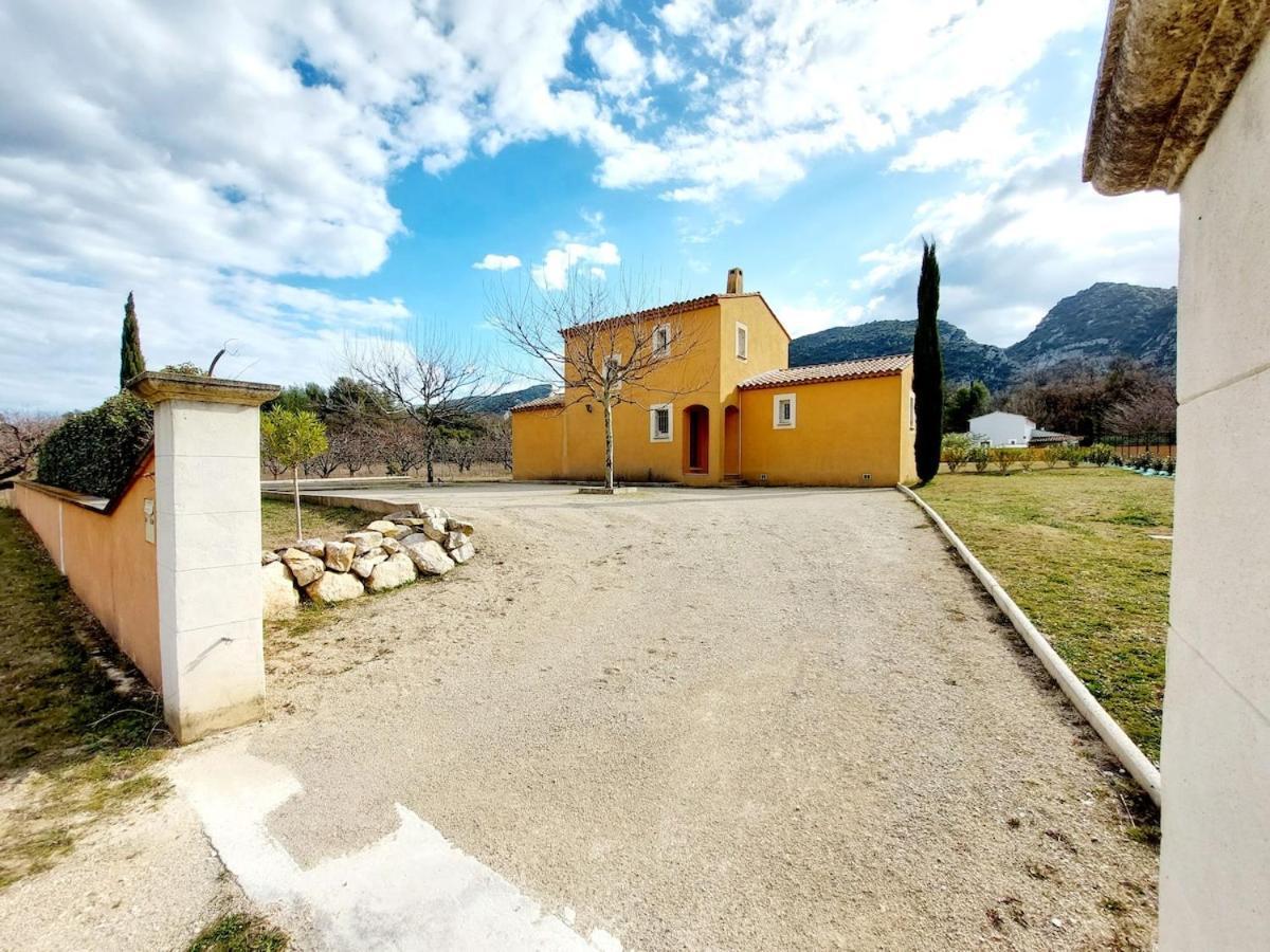 En Provence, Luberon, Villa Avec Piscine A Maubec Exterior foto